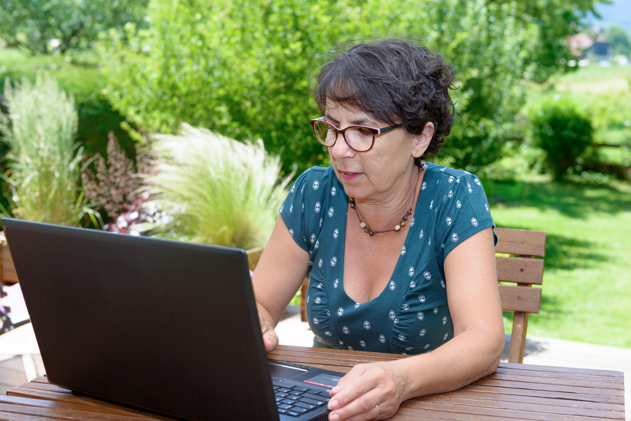 A senior researching how Social Security spousal benefits work.